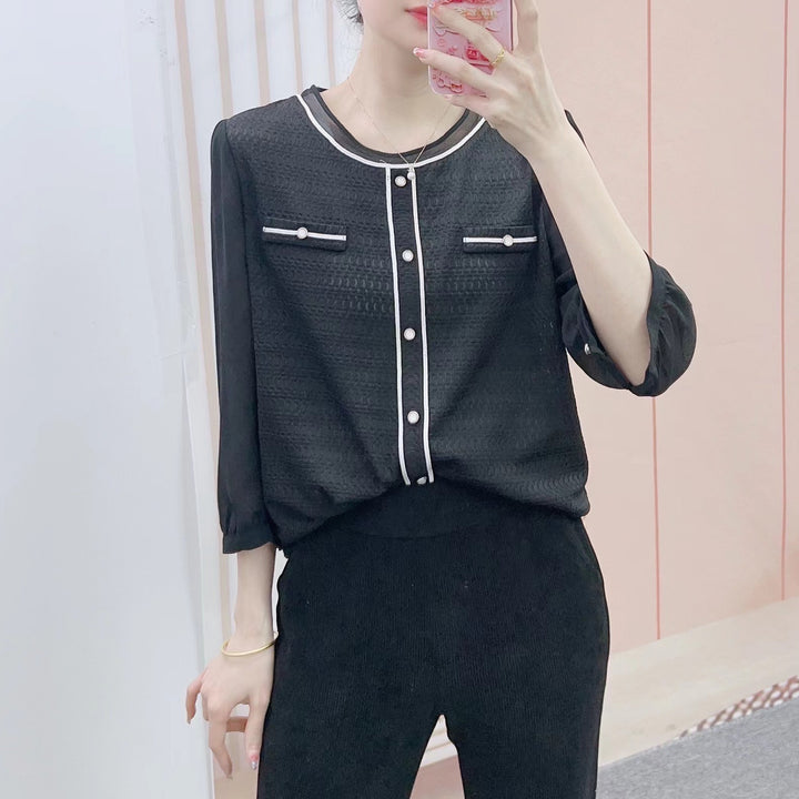 Damebluse med moderigtige indvævede mønster og elegante knapdetaljer Stilla