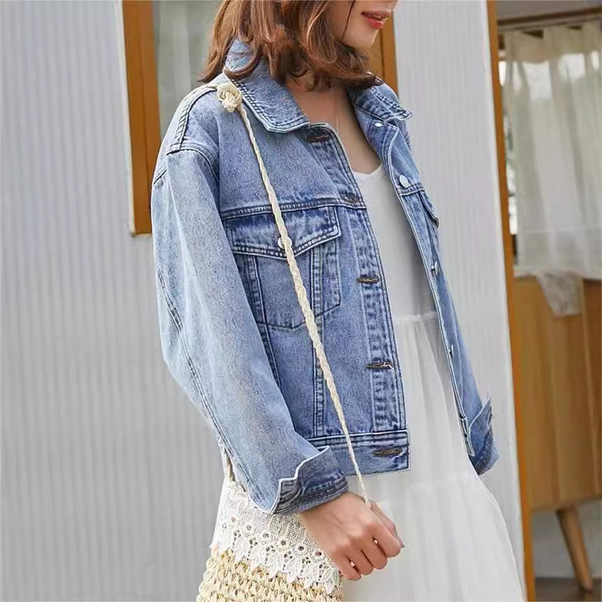 Dame denimjakke med detaljeret broderet tekst Stilla