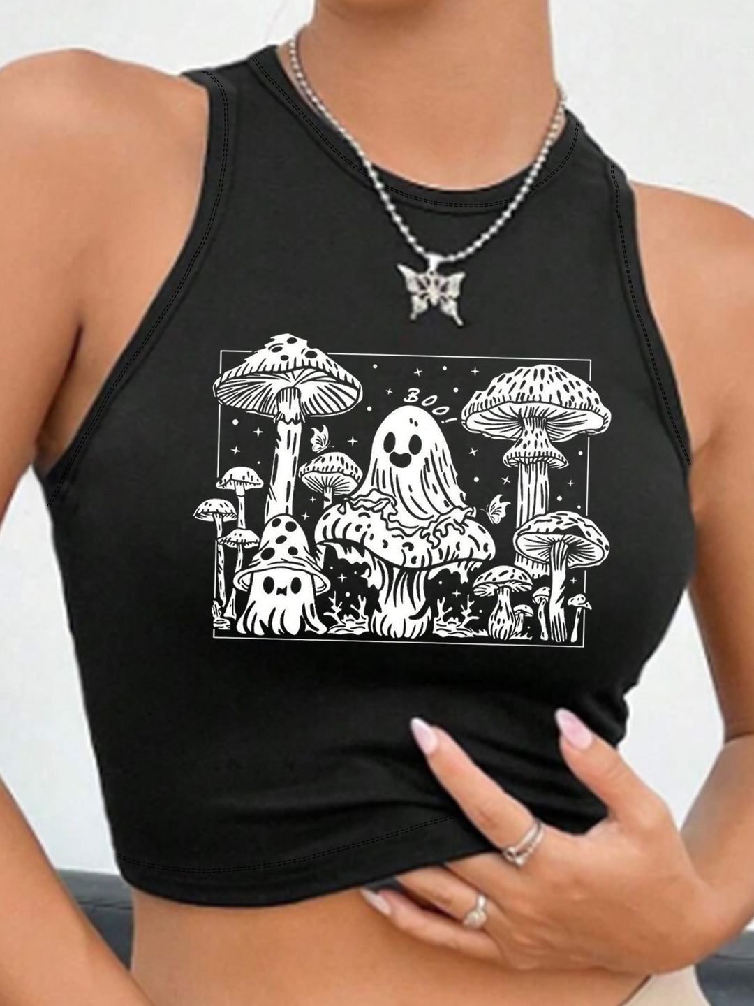 Dame Crop-top med moderne grafiktryk og trendy spænde Skovae