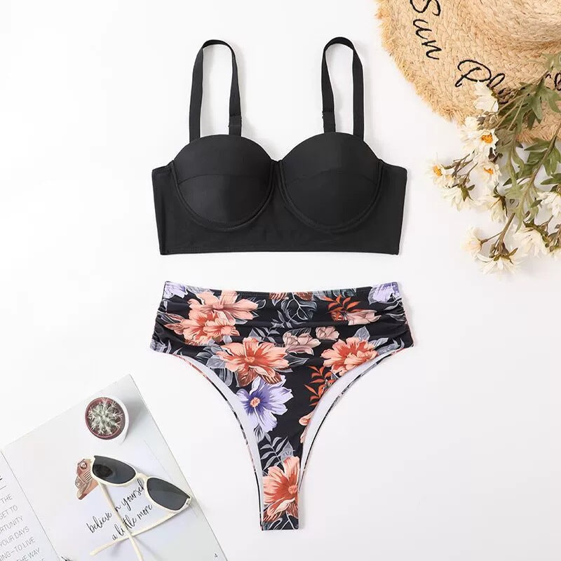 Dame Bikini-sæt med polstret top og moderigtige blomstertrusser Skovae