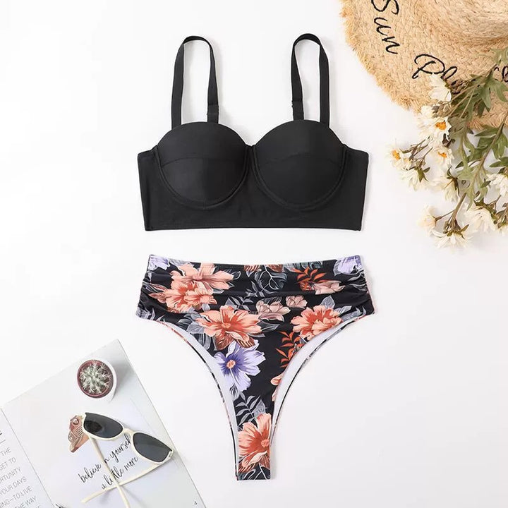 Dame Bikini-sæt med polstret top og moderigtige blomstertrusser Skovae