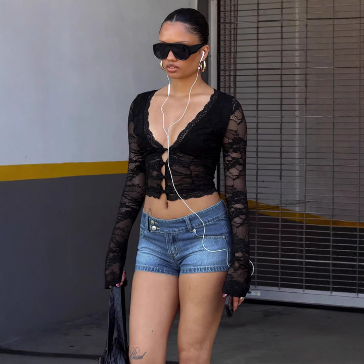 Dame bluse i lace med dyb V-hals og detaljerede knapper Skovae