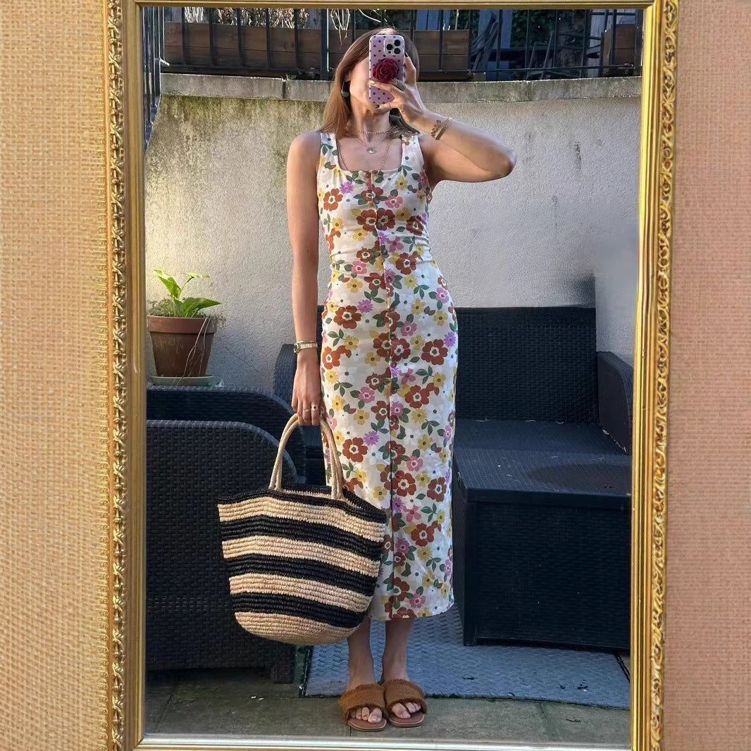Dame maxikjole med blomstret print og feminine detaljer Stilla