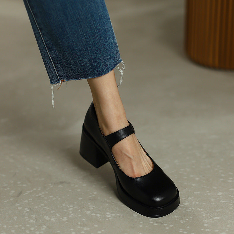 Dame Mary Jane pumps med elegant remlukning og komfortabel blokhæl Stilla