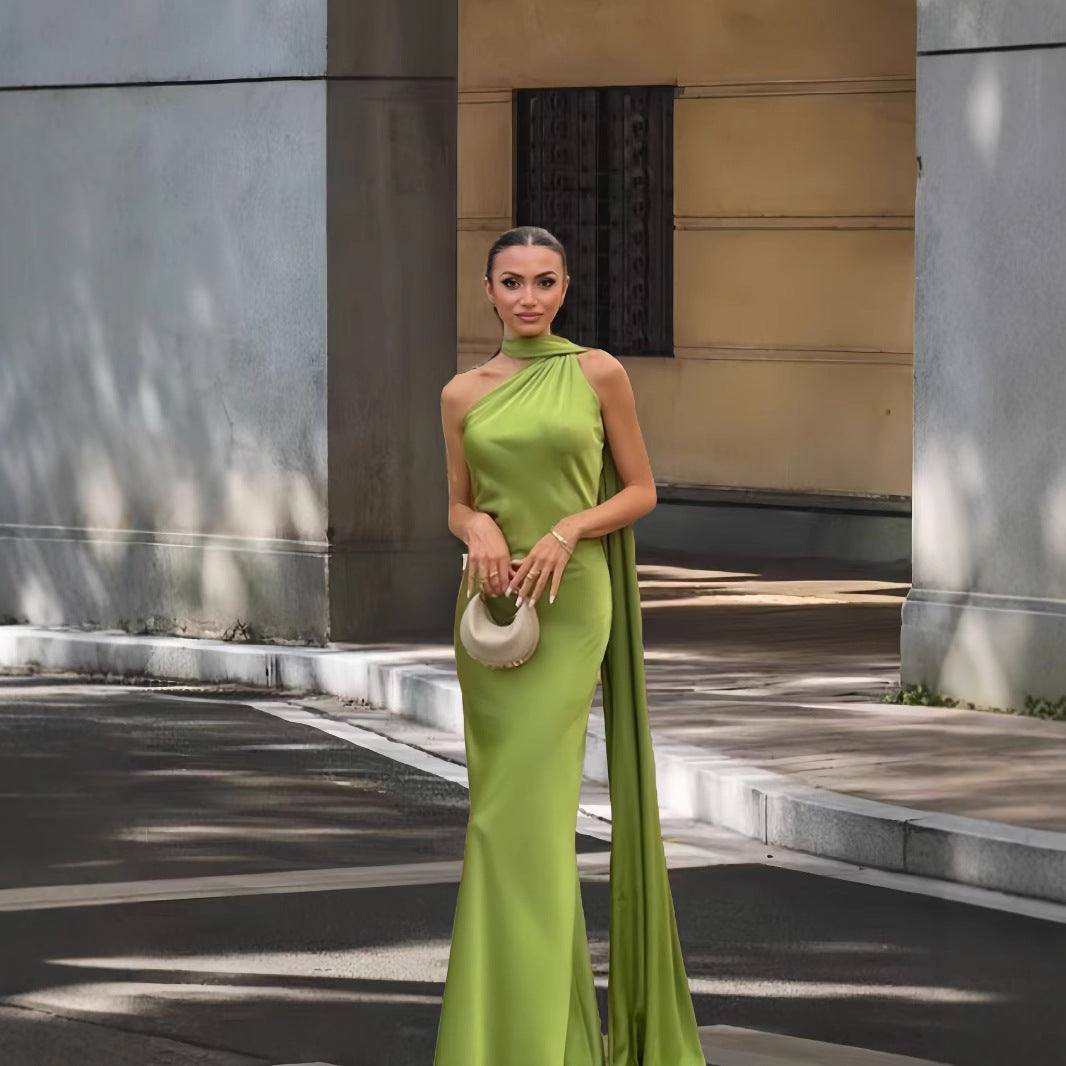 Dame aften kjole med asymmetrisk snit og elegant ståkrave Stilla