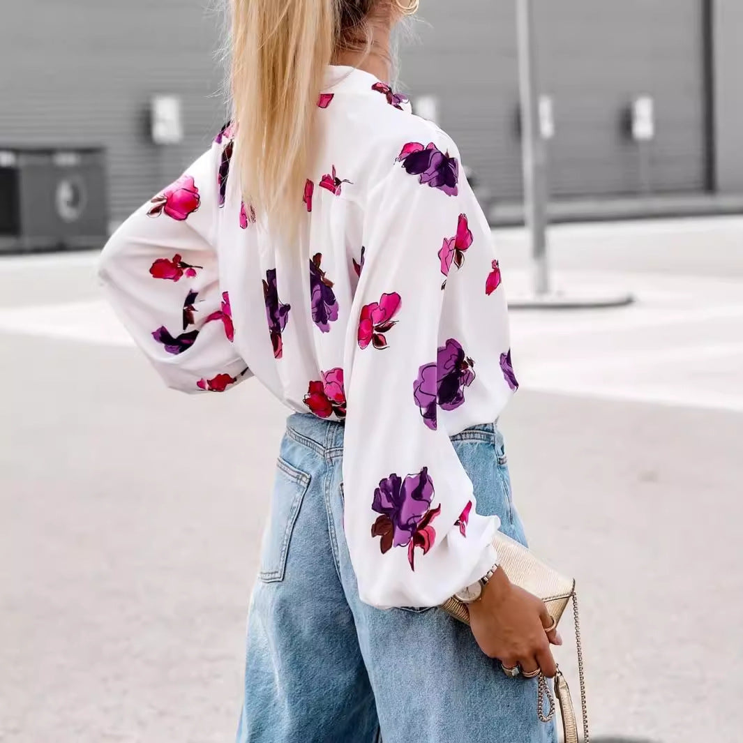 Damebluse med blomsterdesign og brede ærmer Stilla