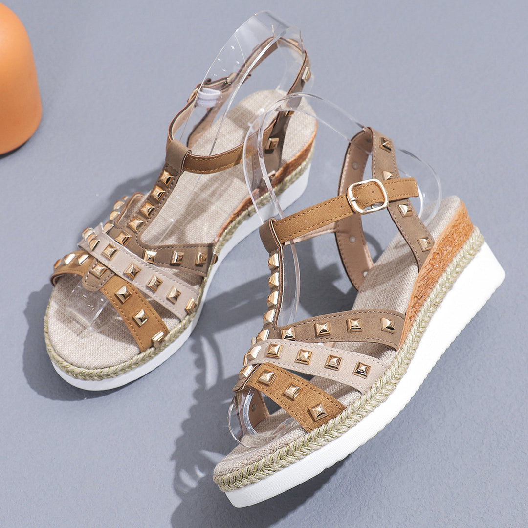Dame Wedge-sandaler med unik nitteudsmykning og behagelig fodsengsdesign Stilla