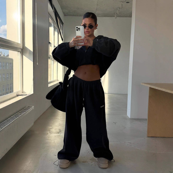 Kvinders sporty fritidstøj med cropped hoodie og brede joggers Stilla