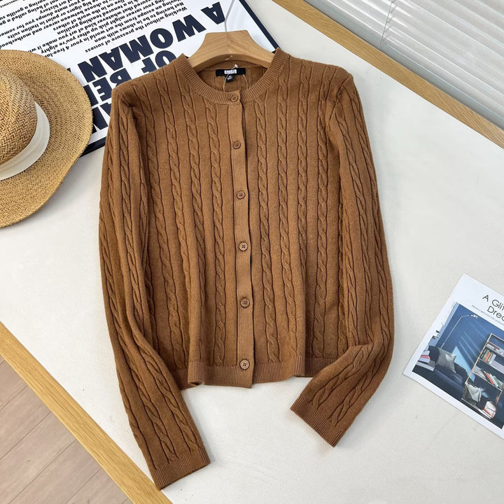 Kvinders cardigan med kabeldesign og knaplukning Stilla