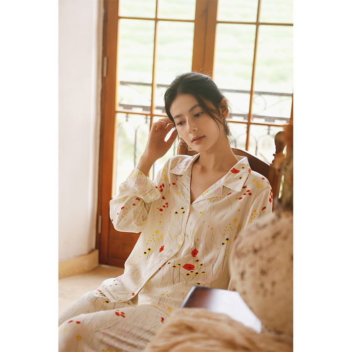 Dame pyjamasæt i flydende satin med blomsterdesign og elegante detaljer Stilla