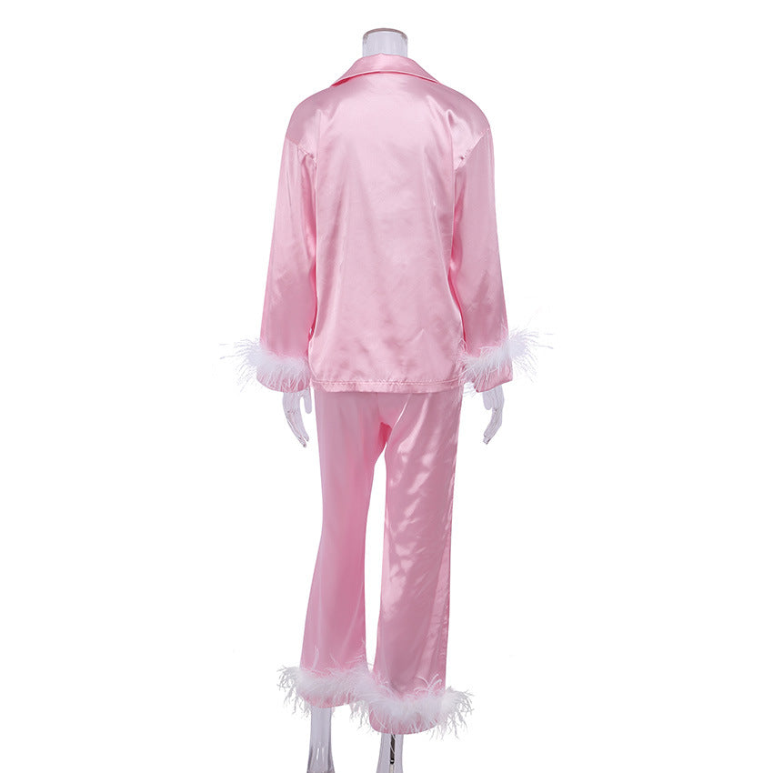 Dame Satin pyjamas med elegante fjerdetaljer Stilla