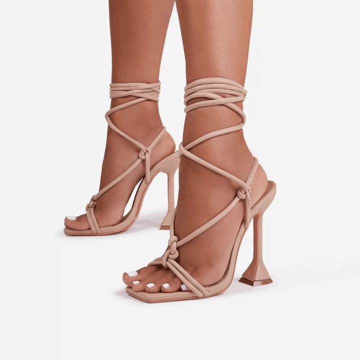 Dame Elegante Stiletto-sandaler med justerbart remdesign og moderne ankel-accents Stilla
