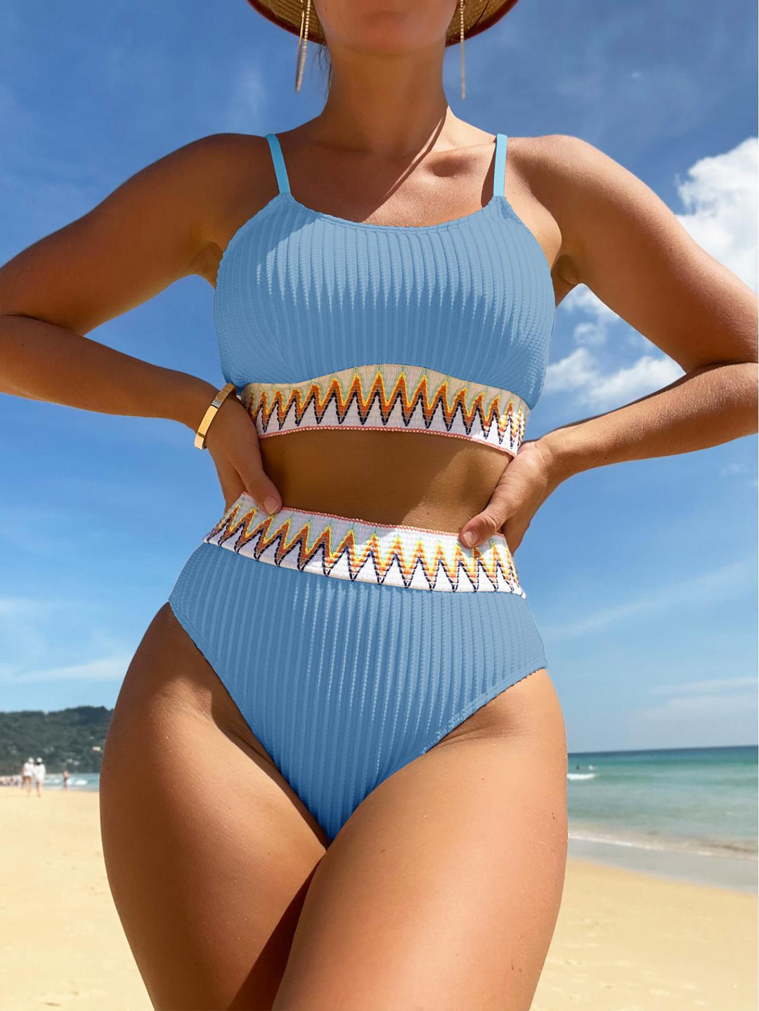 Dame højtaljet bikini med fashionable ribdetaljer og farverig accent Stilla