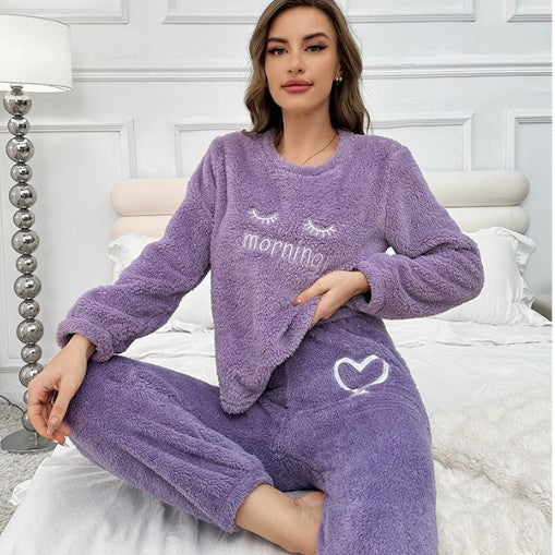Dame hyggeligt fleece-pyjamasæt med sødt broderet motiv Stilla