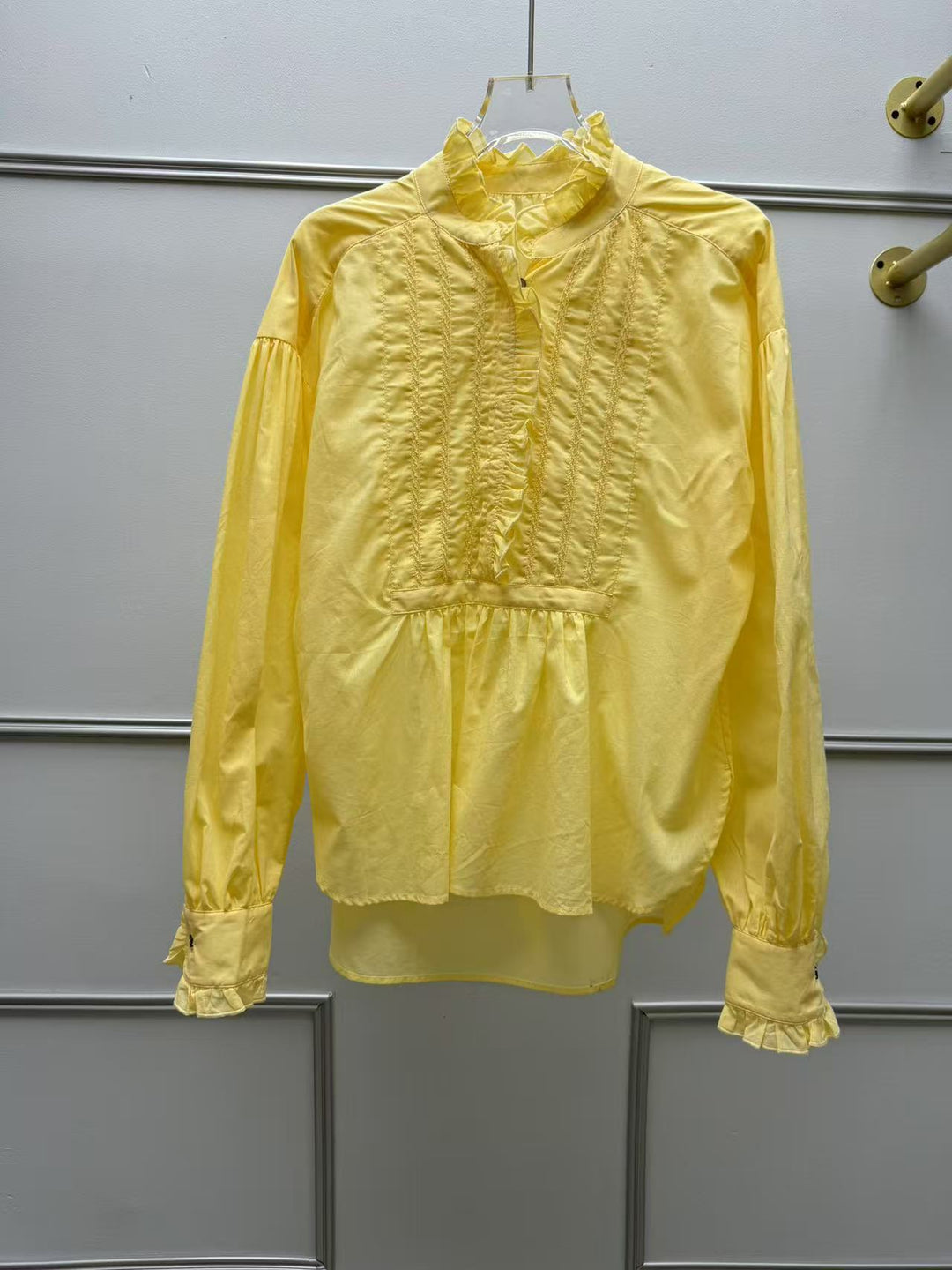 Damebluse med fine volants detaljer og elegante broderier Stilla
