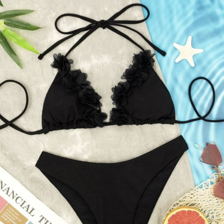 Dame bikini-sæt med fine flæsedetaljer og højskåret trusser Stilla
