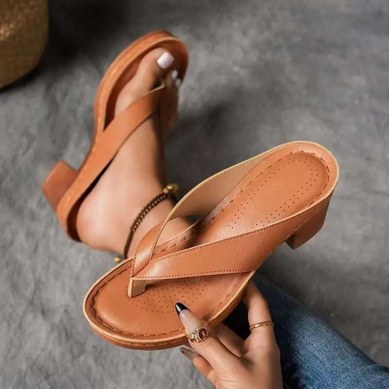 Dame flip-flops med elegant metalrem og komfortabelt fodseng Stilla