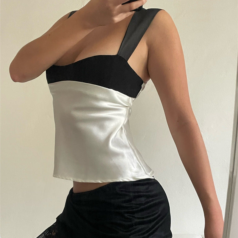 Dame stilfuldt top med unik snit og elegante stropper Skovae