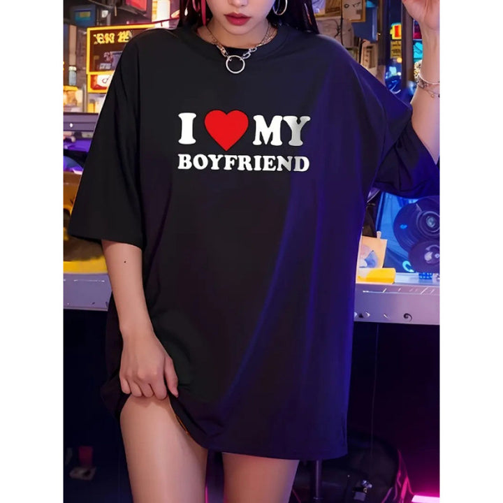 Dame T-shirt med urbant statement-design og afslappet snit Stilla