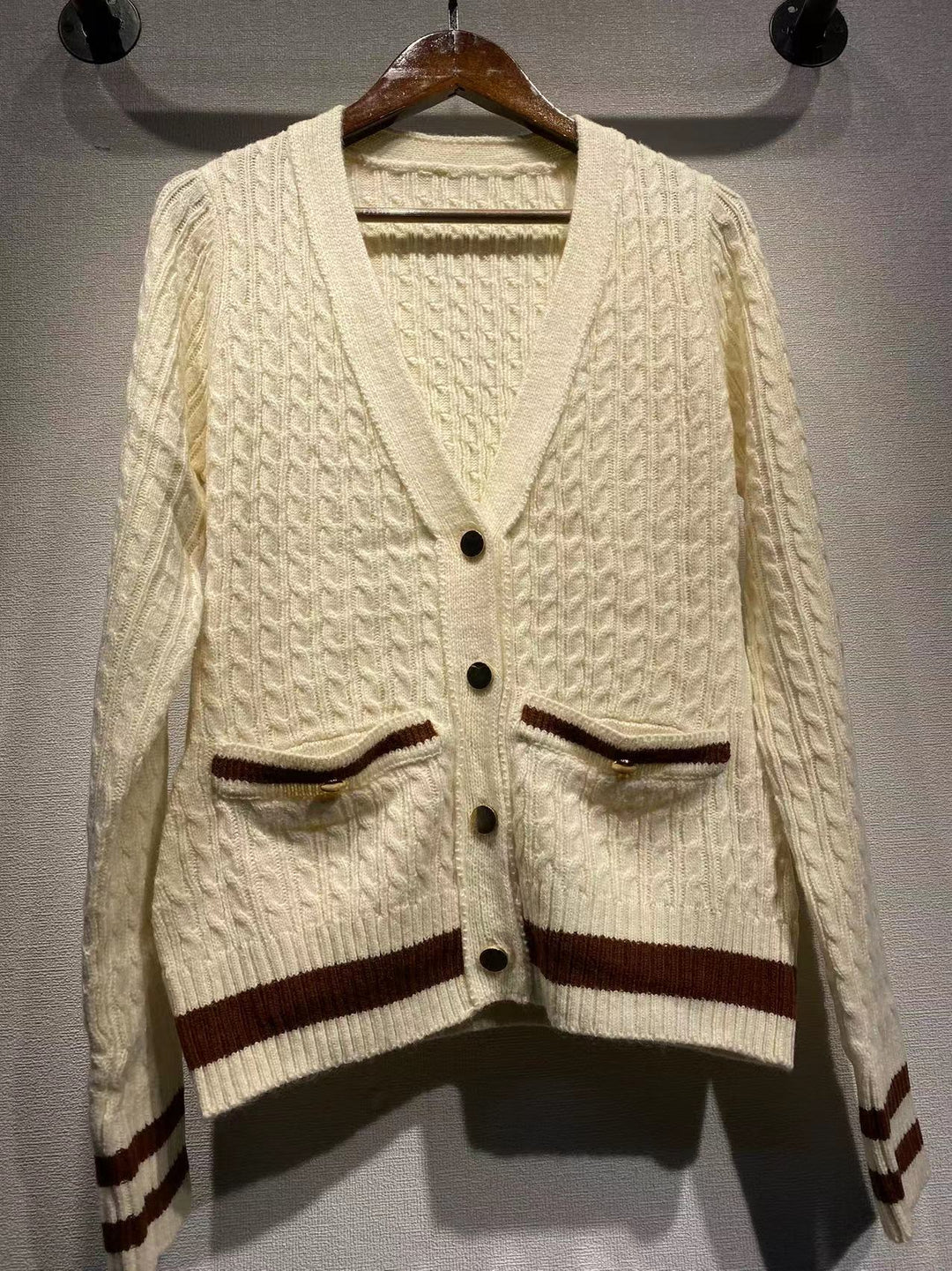 Dame strikjakke med struktureret design og elegante knapper Stilla
