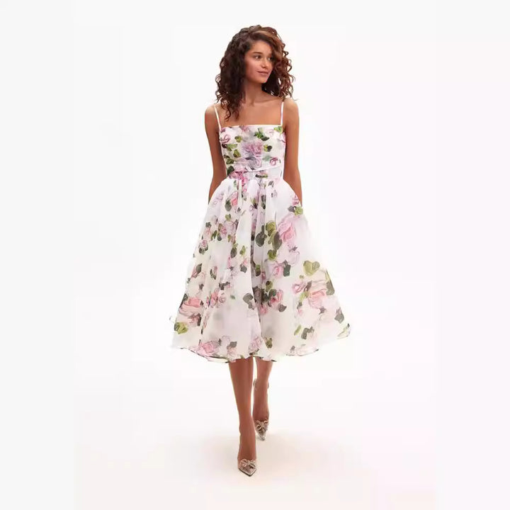 Dame midikjole med romantisk blomsterdesign og flydende chiffon stil