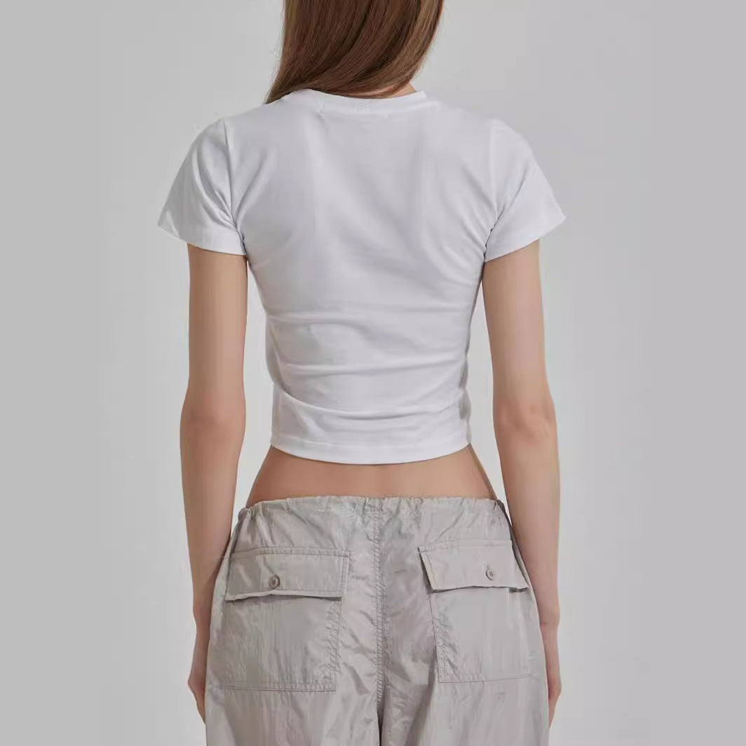 Damer cropped T-shirt med unikt 3D-design af en sløjfe Skovae