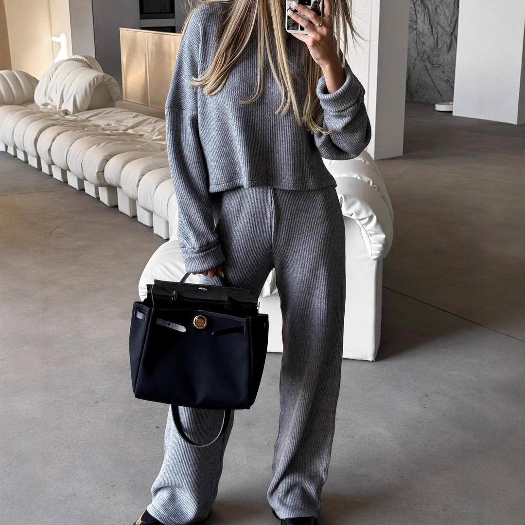 Kvinders elegante fritidsdragt med højhalset sweater og løse lige bukser Stilla