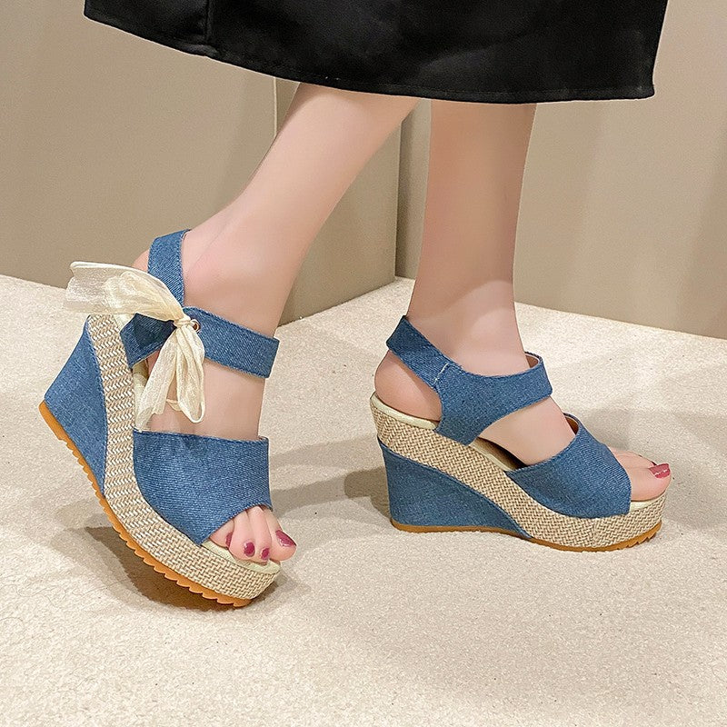 Dame Wedge-sandaler med komfortabel rem og elegant sløjfe-detalje Stilla