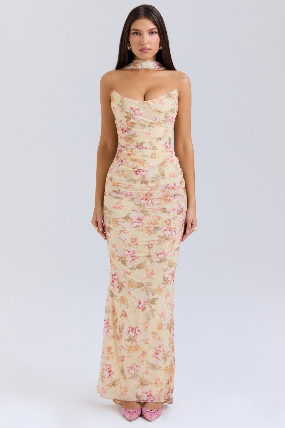 Dame Elegant Couture-maxikjole med off-shoulder design og raffinerede draperinger Stilla