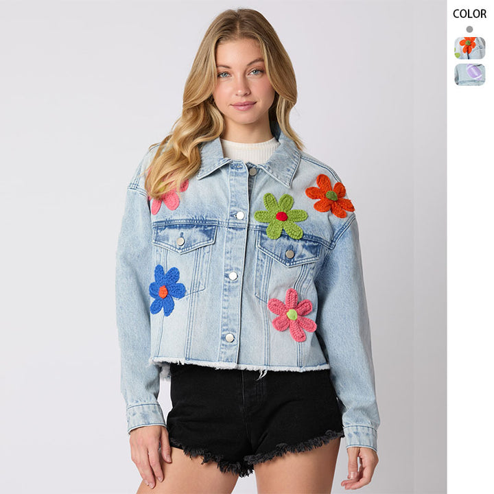 Kvindernes fashionable denimjakke i sporty look med farverigt motiv Stilla