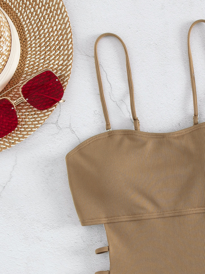 Dame one-piece badedragt med raffinerede cut-outs og elegante stropper Stilla