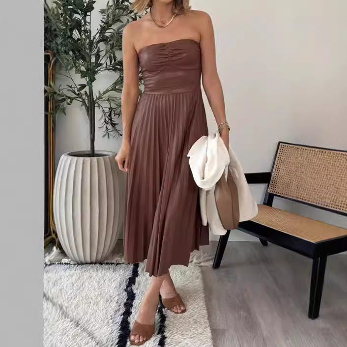 Dame Klar kombination af elegant strømlinet læderkjole med plisseret stil