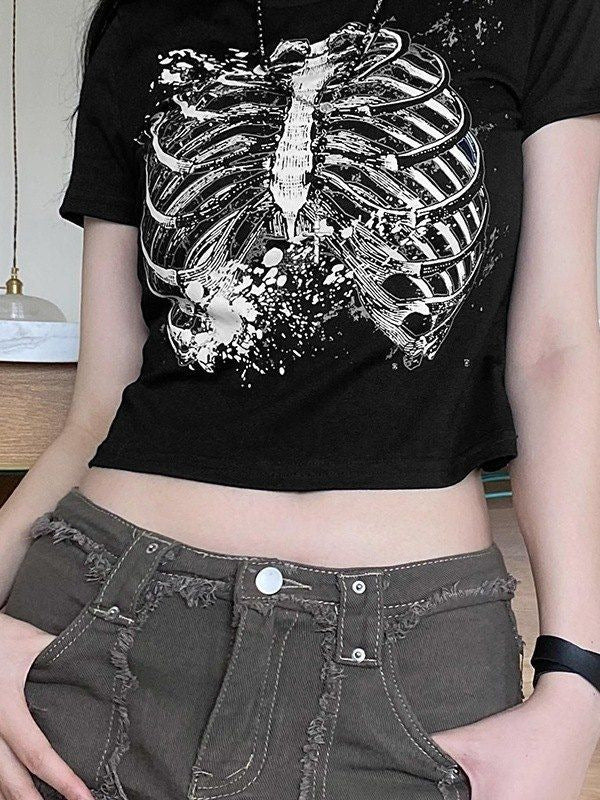 Dame Crop-T-shirt med legende læbe motiv og moderne skrift Skovae