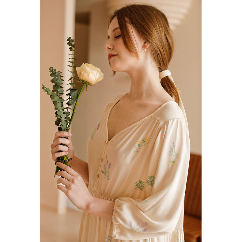 Dame natkjole med flæse detaljer og blomsterdesign Stilla