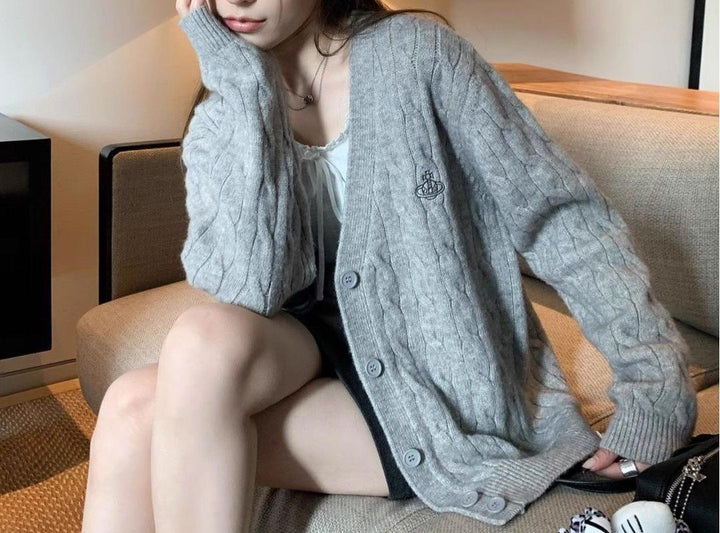 Kvinders cardigan med kabelmønster og store knapper Stilla