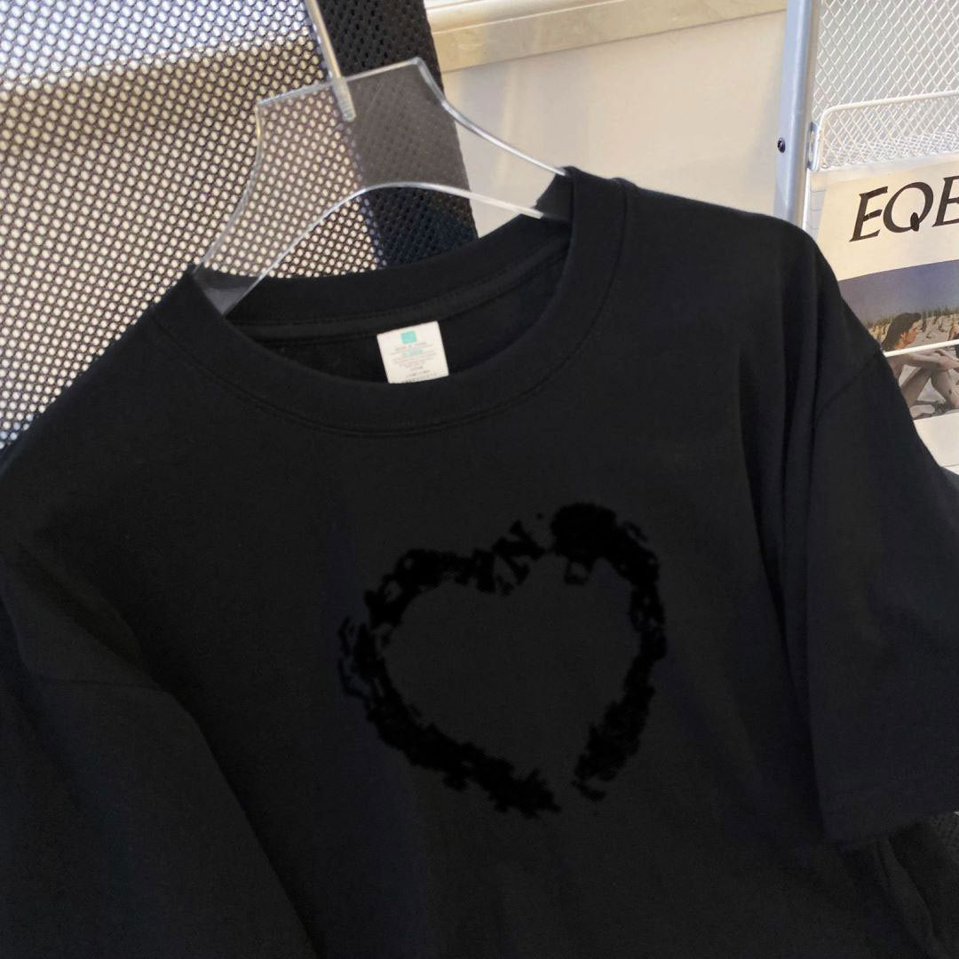 Dame T-shirt med kreativ hjerte-design og afslappet pasform Stilla