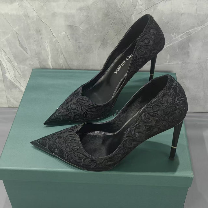 Femme Broderede Spidse Stiletto Hæle med Metal Akcenter Stilla