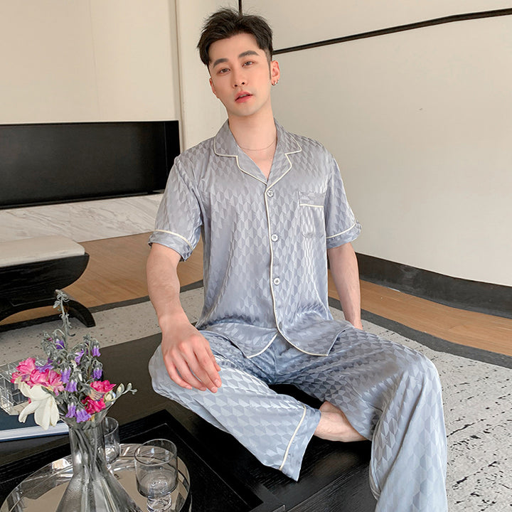 Herre Satin Pyjamasæt med elegant monogram-design og kvalitetsforarbejdning Stilla