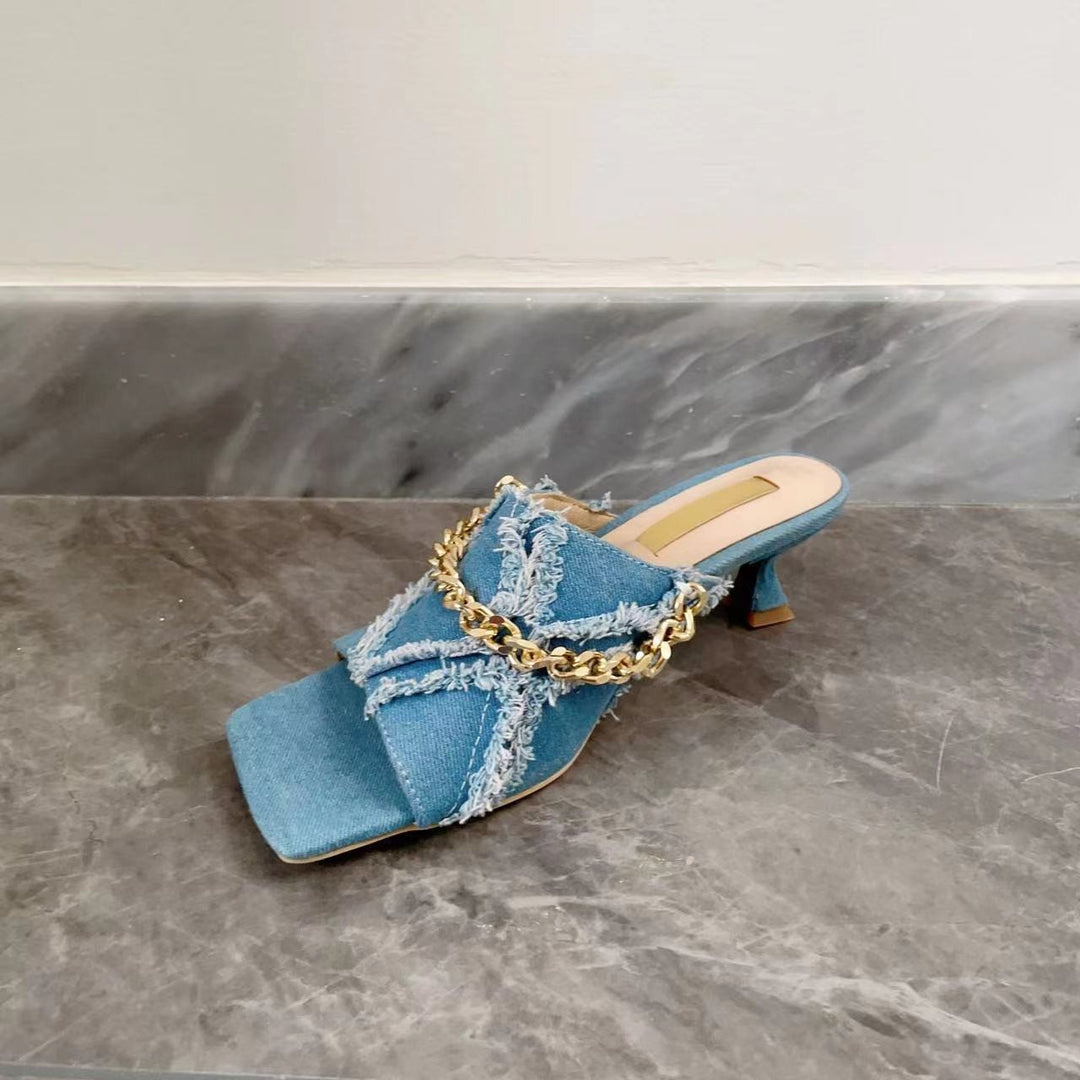 Femme Distressed Denim Slide Sandaler med kædeaccent Stilla