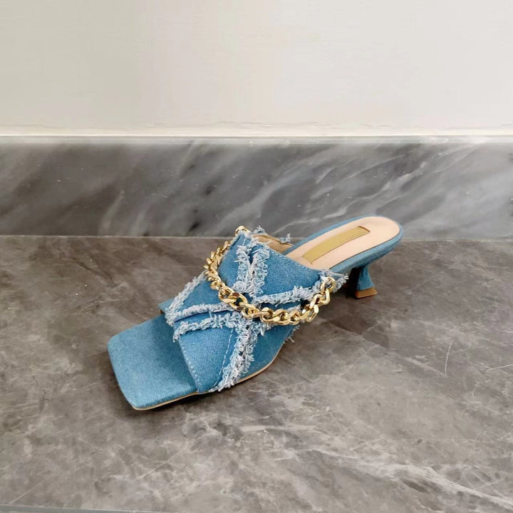 Femme Distressed Denim Slide Sandaler med kædeaccent Stilla