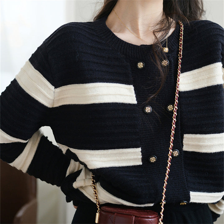 Dame cardigan med dekorative knapper og stribet design Stilla