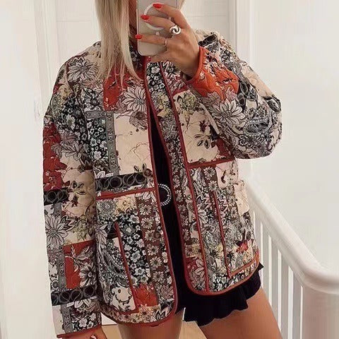 Dame quiltet overgangsjakke med blomster patchwork design og praktiske lommer Stilla