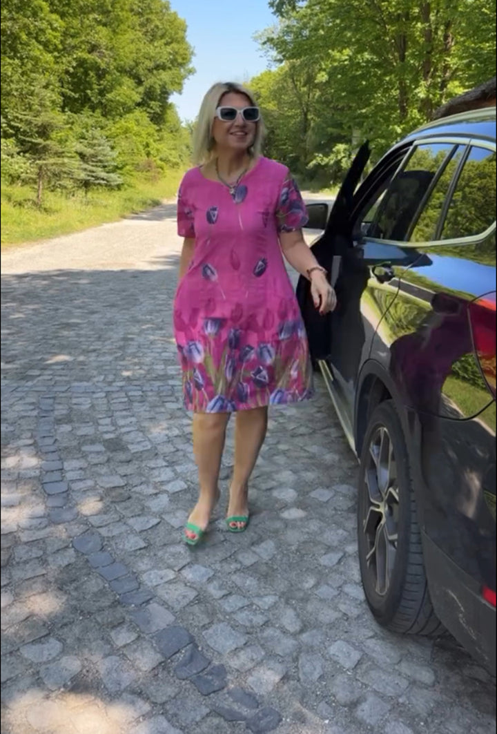 Dame Kortærmet Fritidskjole med florale accenter og let snit Stilla