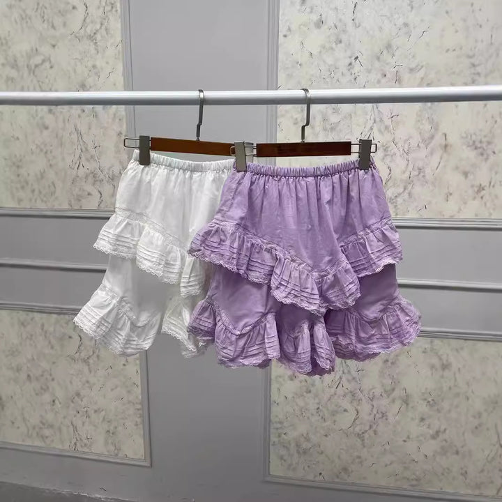 Damebluse med flæsedetaljer og modematerialer Stilla