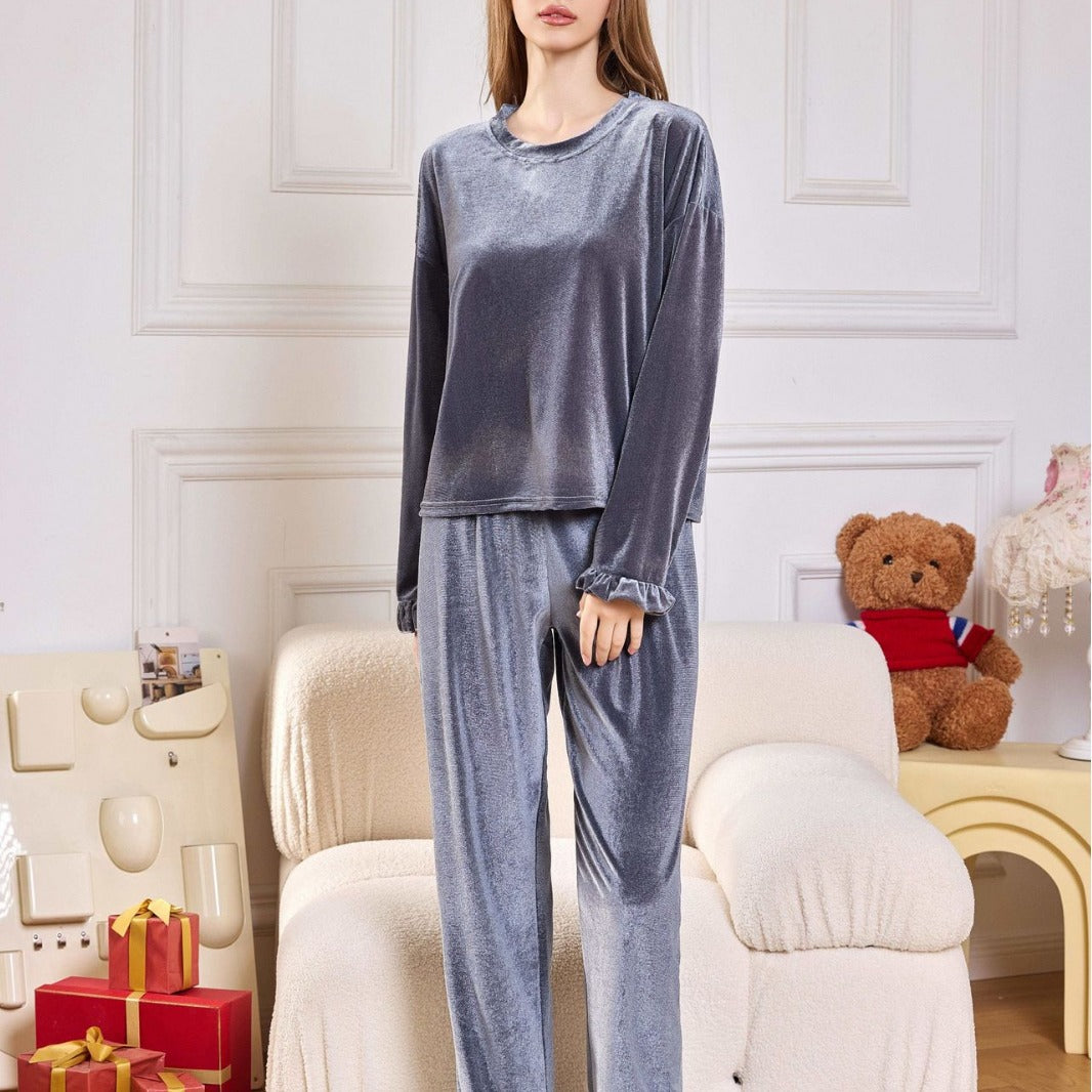 Dame luksuriøs velour pyjamasæt med fine flæsedetaljer Stilla
