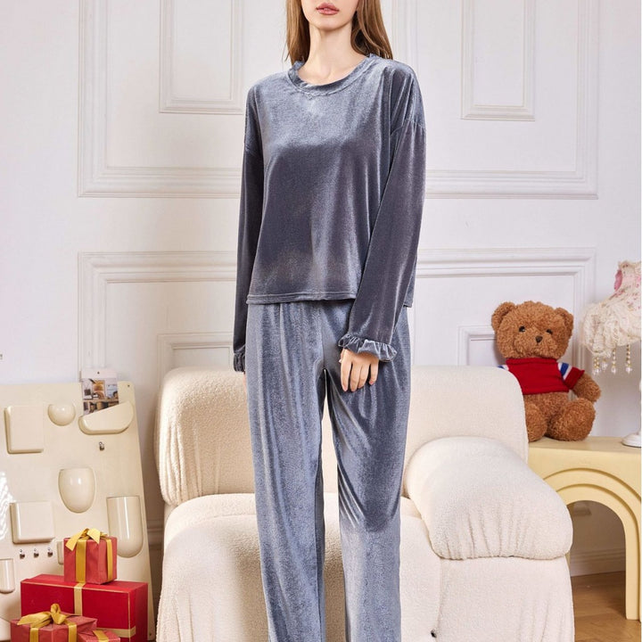 Dame luksuriøs velour pyjamasæt med fine flæsedetaljer Stilla