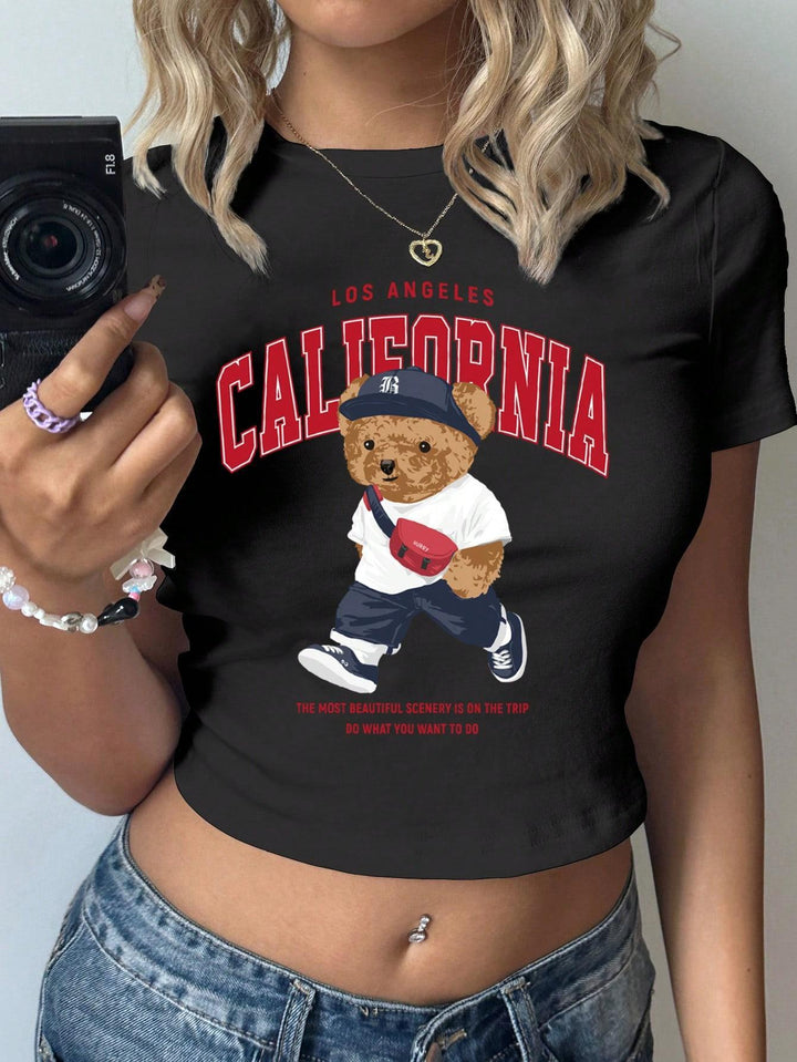 Dame Crop-T-Shirt med legende bjørnemotiv og moderigtigt skrift Skovae