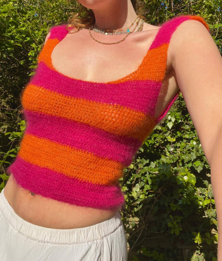 Dame strikket crop-top med farverigt stribemønster og bred rund halsudskæring Skovae
