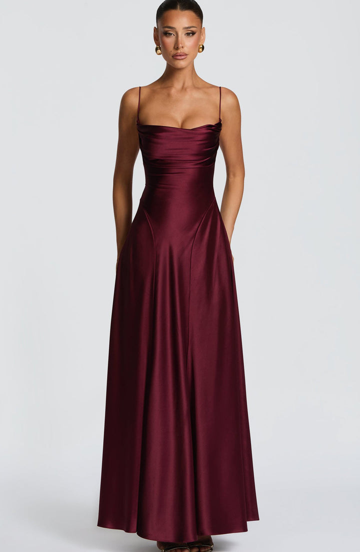 Kvindelig elegant maxi kjole med raffinerede spaghetti stropper og flydende satin Skovae