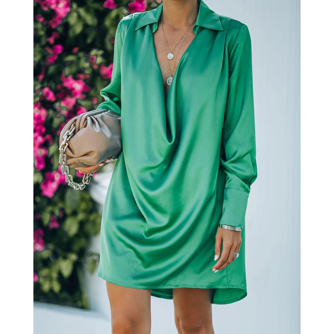 Dame indhyllet kjole med dyb V-hals og elegant drapering Stiila